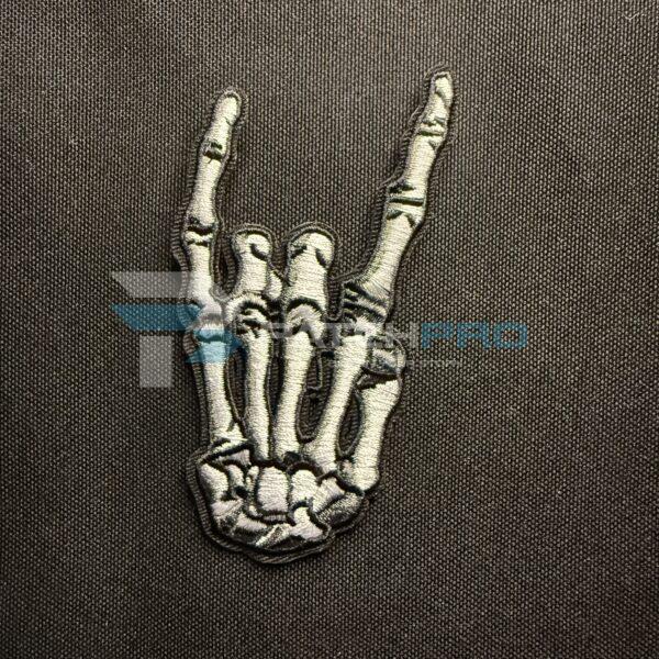 PARCHE BORDADO "MANO ROCK-ON"