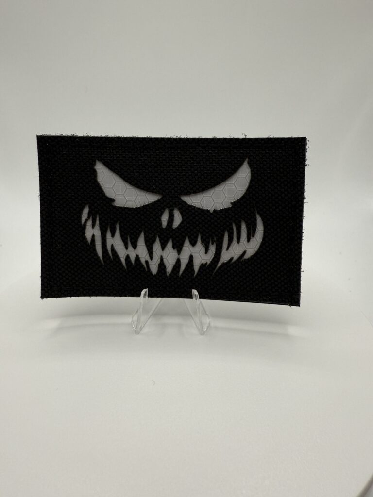 PARCHE LASERCUT «SONRISA SOMBRÍA – NEGRO»